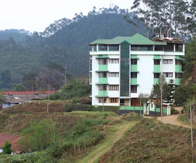 https://imgcld.yatra.com/ytimages/image/upload/t_hotel_yatra_city_desktop/v1435148222/Domestic Hotels/Hotels_Munnar/poopada resort/Exterior_1.jpg